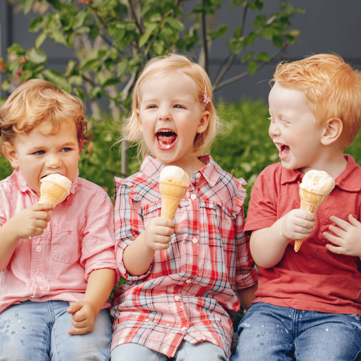 3 kids eating ice cream